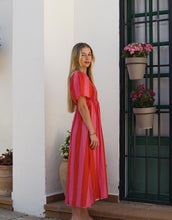 Cargar imagen en el visor de la galería, VESTIDO FRUNCIDO FUCSIA