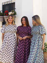 Cargar imagen en el visor de la galería, VESTIDO FRUNCIDO ESTAMPADO BERENJENA